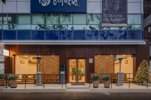 우드 루버로 완성한 고급 한식당 외관 인테리어